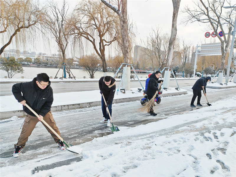 淮安市淮安區審計：黨員干部齊上陣 清掃積雪暖人心